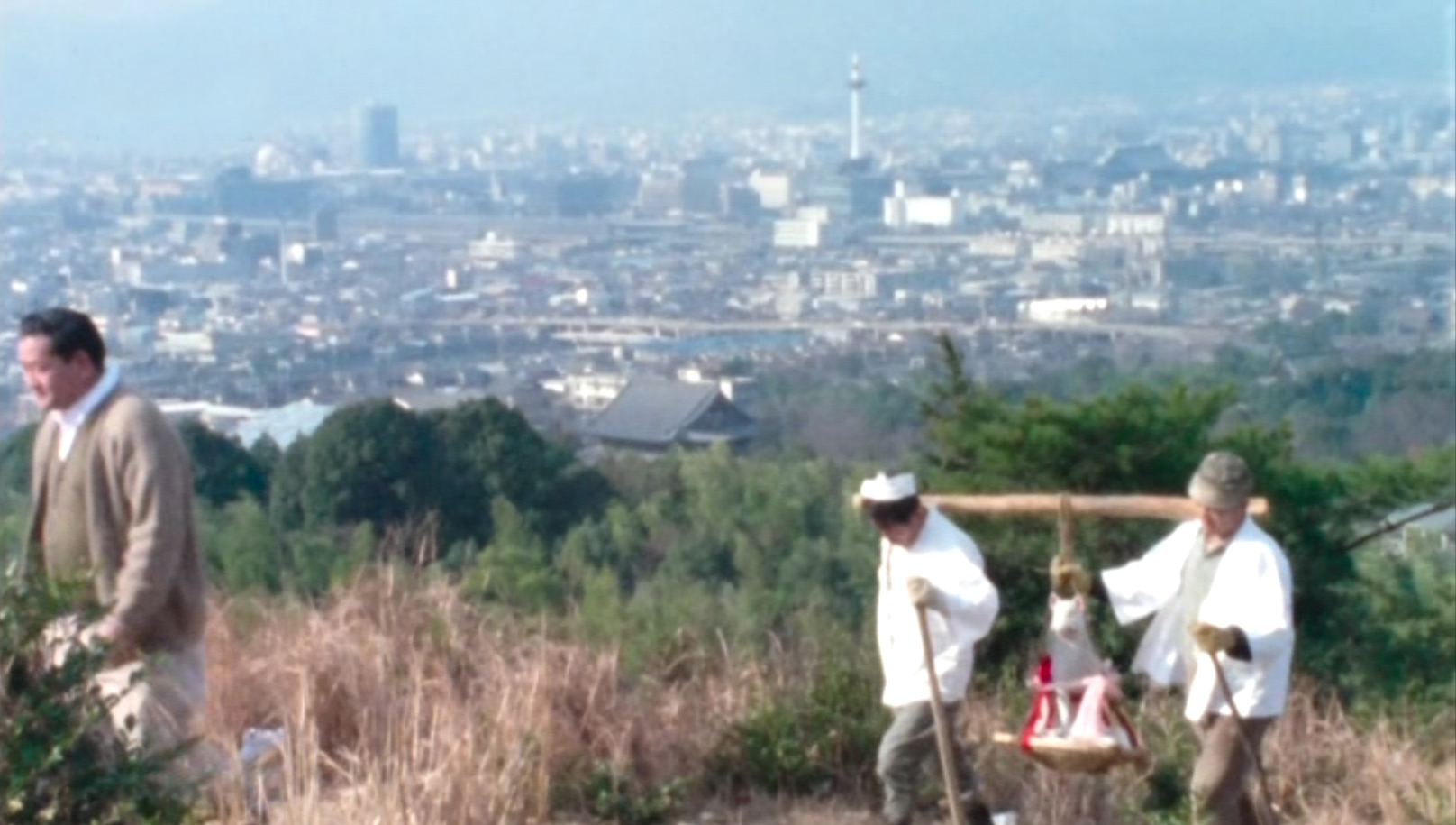 二人の剛力さんにより運ばれる石の眷属さん