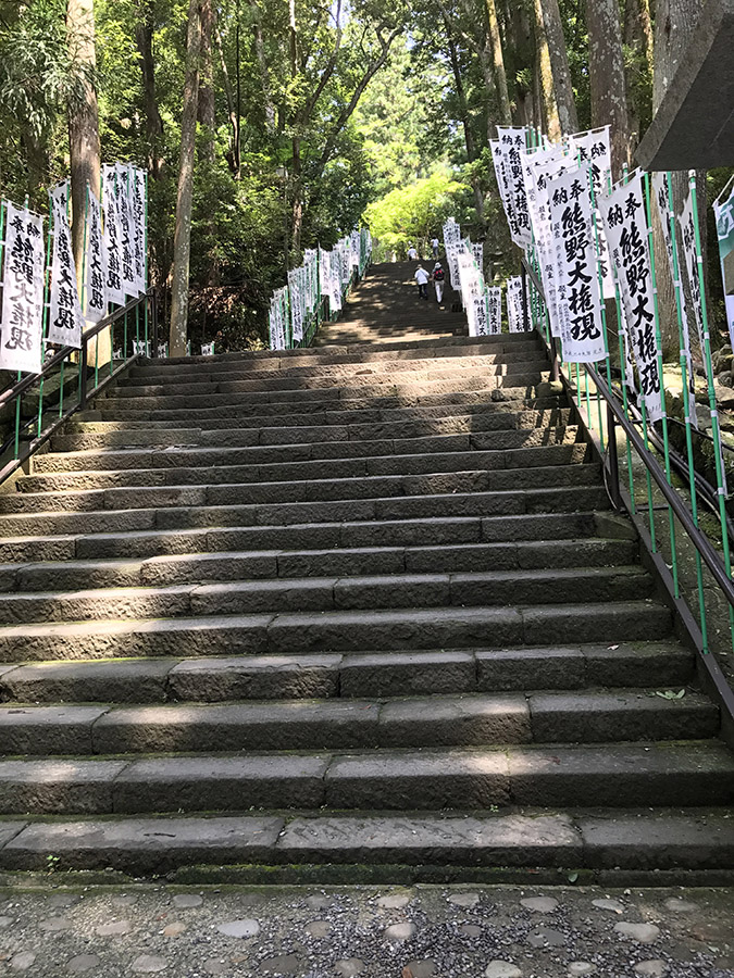 。一段登るごとに氣が澄んでいく本宮さんの石段